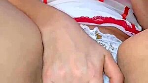 Hermosa rubia tetona fumando mientras se masturba su gran culo