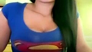 Colombiana calienta publico