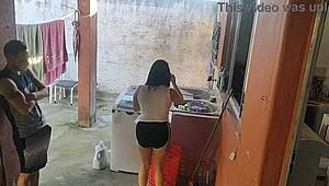 Esposa saiu e a empregada nao resistiu ao meu pau ereto