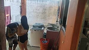 Esposa saiu e a empregada nao resistiu ao meu pau ereto