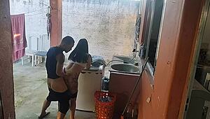Esposa saiu e a empregada nao resistiu ao meu pau ereto