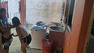 Esposa saiu e a empregada nao resistiu ao meu pau ereto
