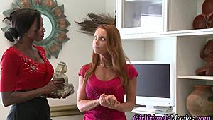 Milf lesbian fingered by girlfriend