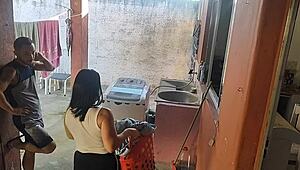 Esposa saiu e a empregada nao resistiu ao meu pau ereto