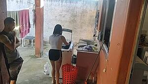 Esposa saiu e a empregada nao resistiu ao meu pau ereto