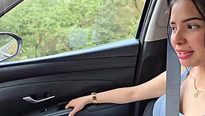 Vecina cachonda en patines tiene sexo con desconocido en su carro en publico