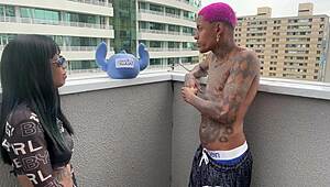 Novinha visits young tattooed inmate outdoors