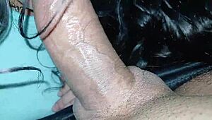 Mi boca abierta recibe cada gota de semen