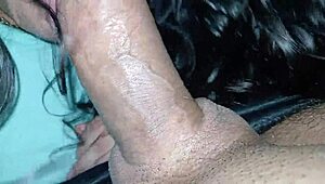 Ma bouche ouverte reçoit chaque goutte de sperme