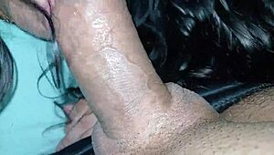 Ma bouche ouverte reçoit chaque goutte de sperme