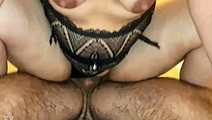 Esposa Sentadita Rides Hard On Cock