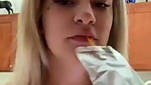 chica en topless nop webcam