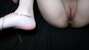 Chaude étudiante chinoise montre ses jambes superbes en chevauchant