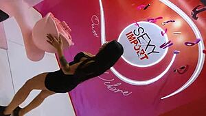 Kręci się na wielkim kutasie na intimi expo 🔥