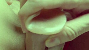 JOVENCITA PEQUEÑA SE MASTURBA CON UN PEQUEÑO DILDO MIENTRAS ES ESPIADA