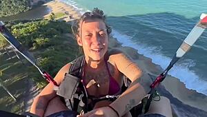 Deu A Buceta Voando De Parapente