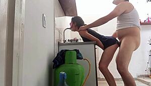 Mujer infiel folla en la cocina