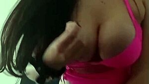 Pamela pantera num striptease muito sensual e deslizante na casa da amiga