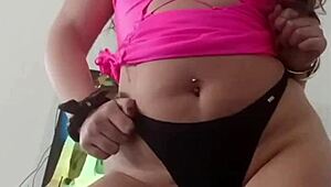 Pamela pantera num striptease muito sensual e deslizante na casa da amiga
