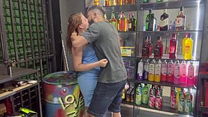 Sexo com funcionaria rabuda da buceta rosa na adega caseiro amador boquete profundo