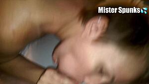 Baise sa jeune chatte 18+ serrée et jouit sur langue et seins