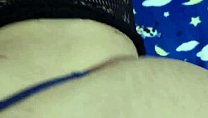 nalgona natural se folla a jovencito de pija chica