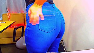 gostosa da bunda grande mostrando tudo