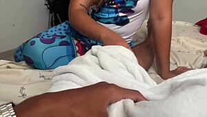 padrastro la ayuda a cumplir su fantasía