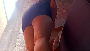 latina curvy pone abajo su cam y te muestra como arregla la casa mientras tu observas debajo de ese vestido corto negro upskirt real en hd