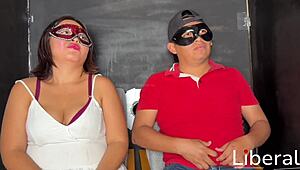 Hotwife folla en glory hole mientras su cornudo solo observa