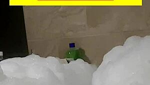 Cyno solo bubble bath time alone