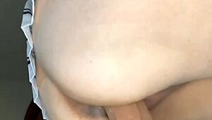 Me masturban con tremendo dildo hasta el orgasmo squirt
