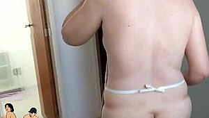 Nudistische Hausfrau putzt und wird vom Nachbarn beobachtet