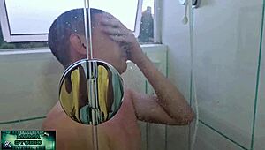Доставям кърпата на зет ми в банята докато чистех къщата