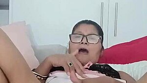 jarochita madura masturbandose con juguetes en casa