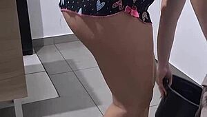 marido grava esposa lavando o chao with legs on display