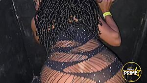 Gostosa la gloryhole suge la petrecere