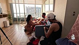 amantes amateurs piden ayuda a su amigo para que les grabe una porno fetichistas al extremo 😈