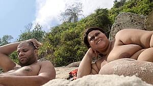 Praia de abrico nudismo me exibindo minha grande buceta e todo mundo olhando